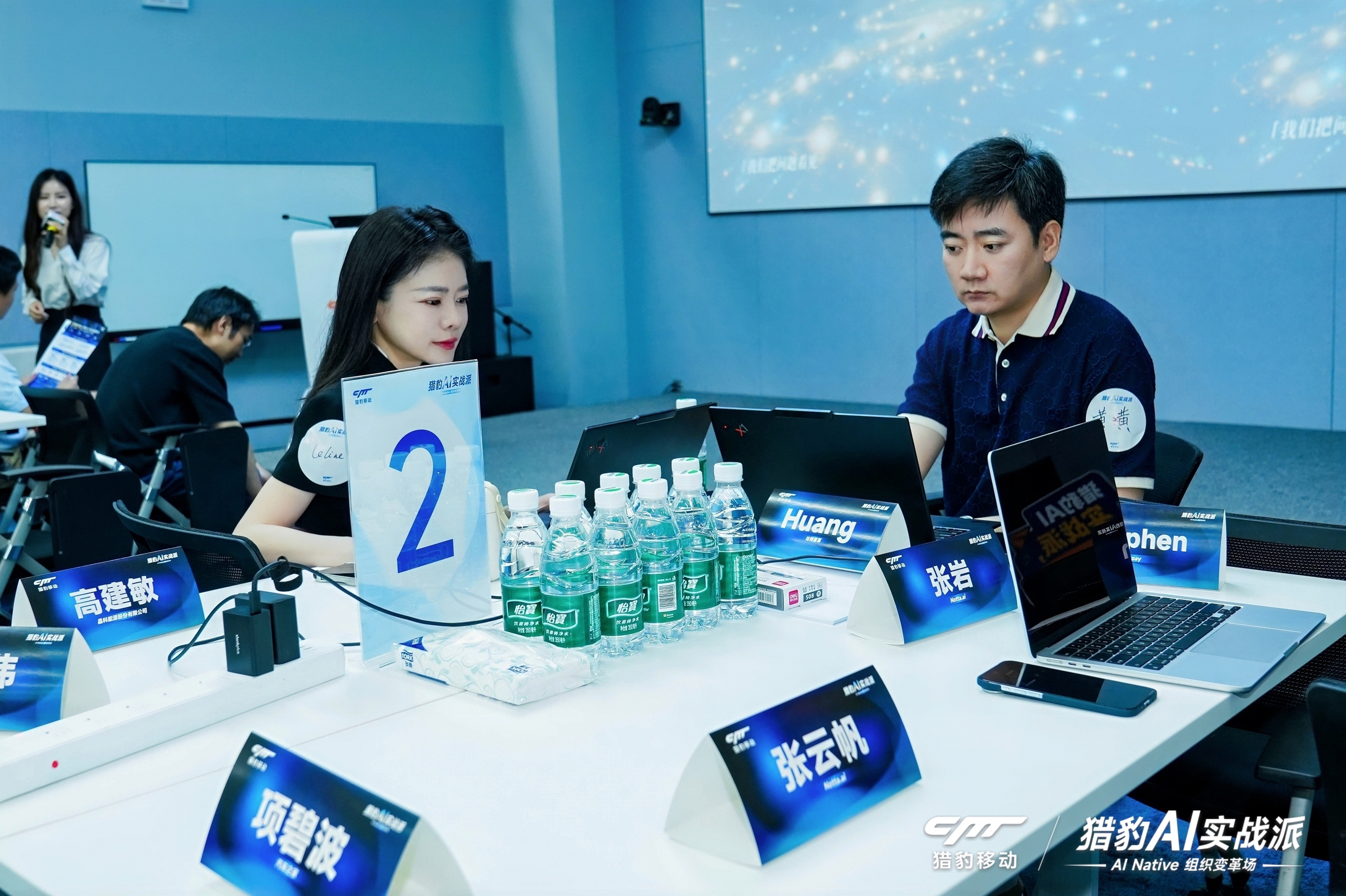 参与者在电脑前进行现场实操