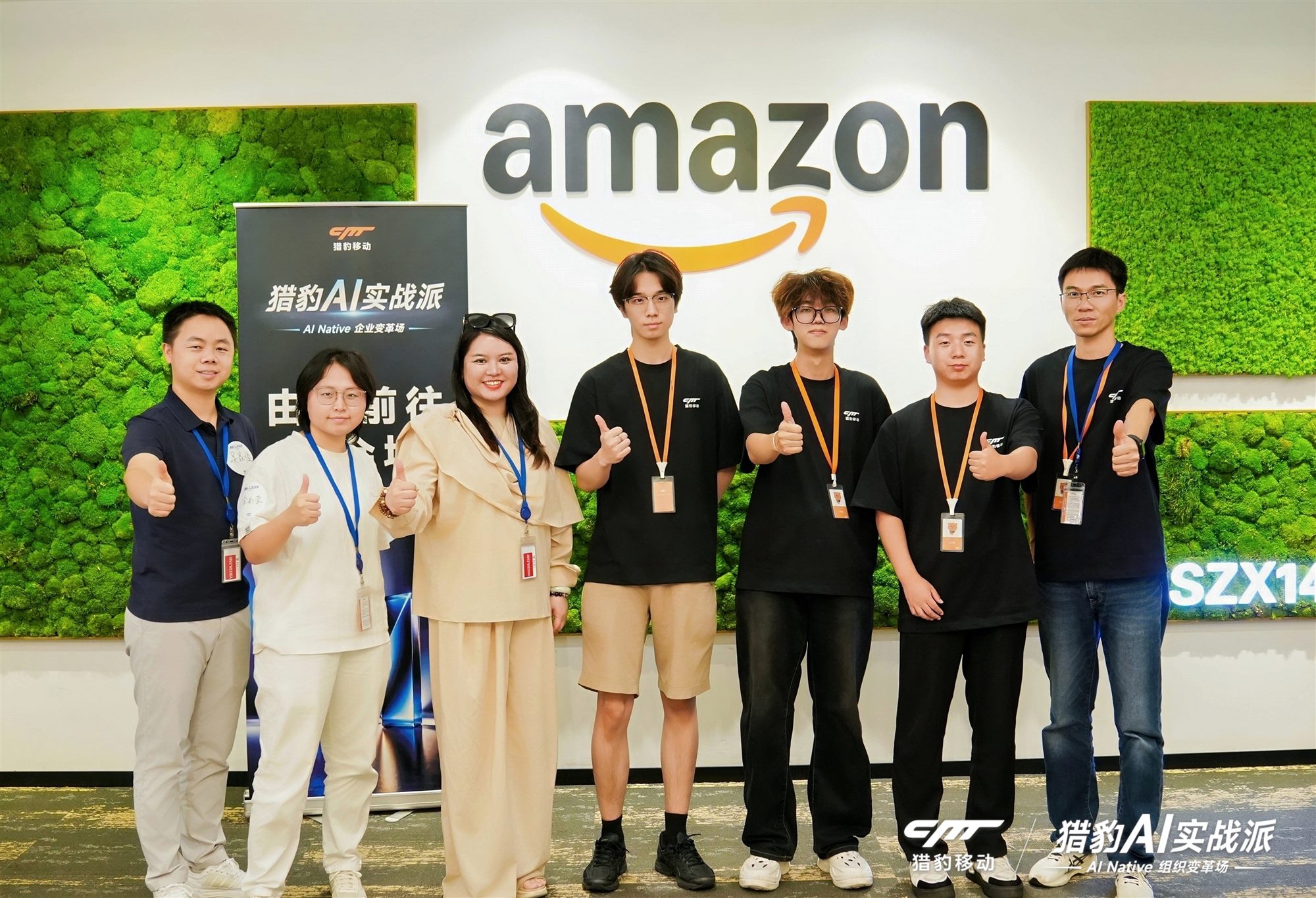 参与团队与工作人员合影