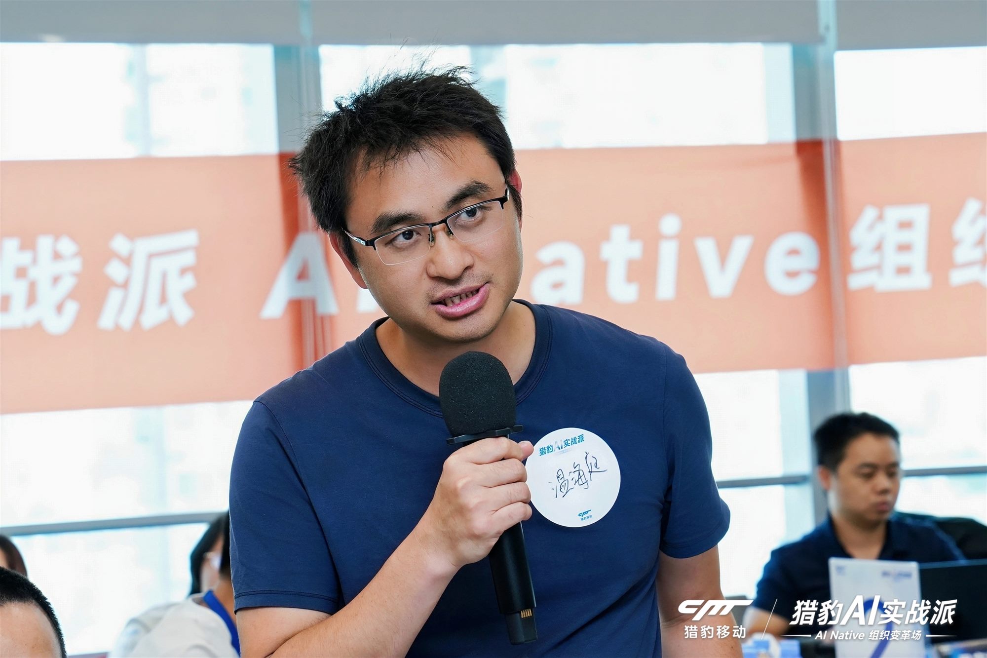 参与者在活动现场提问