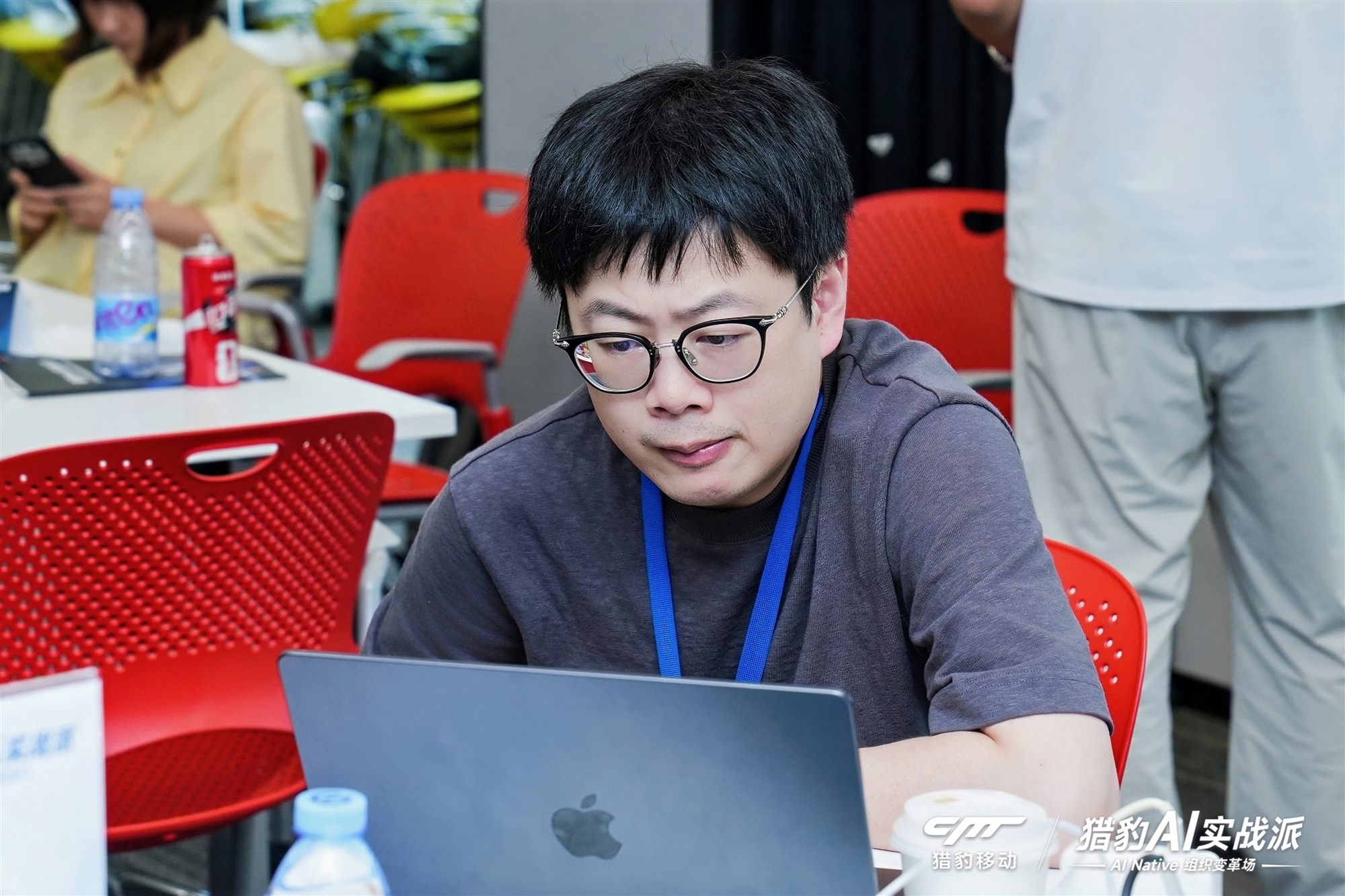 参与者在电脑前认真操作