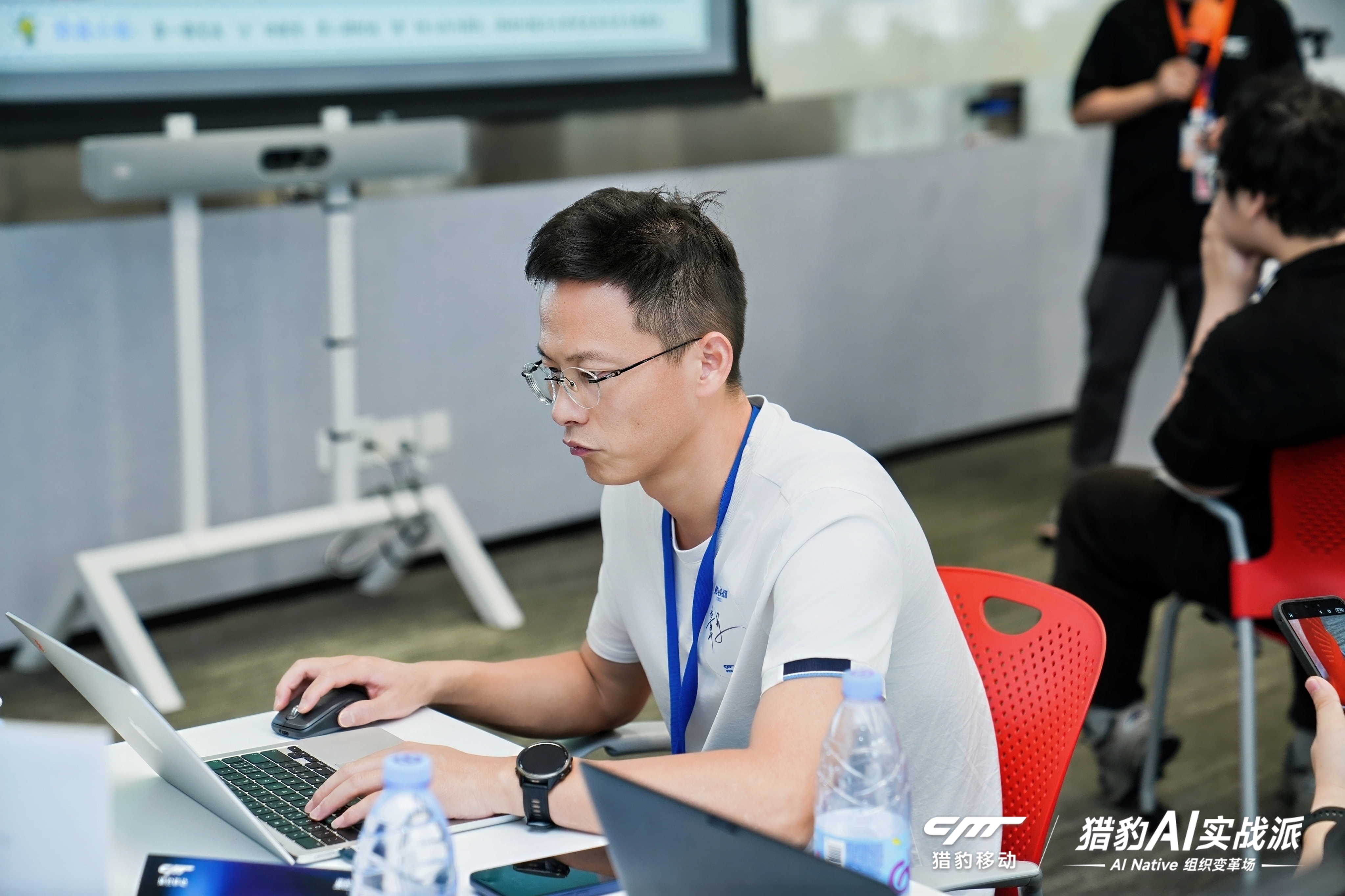 参与者专注进行电脑实操