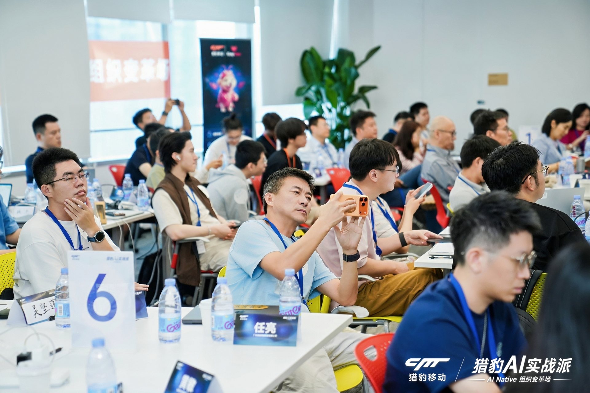 参与者在7月11日深圳场用手机记录内容