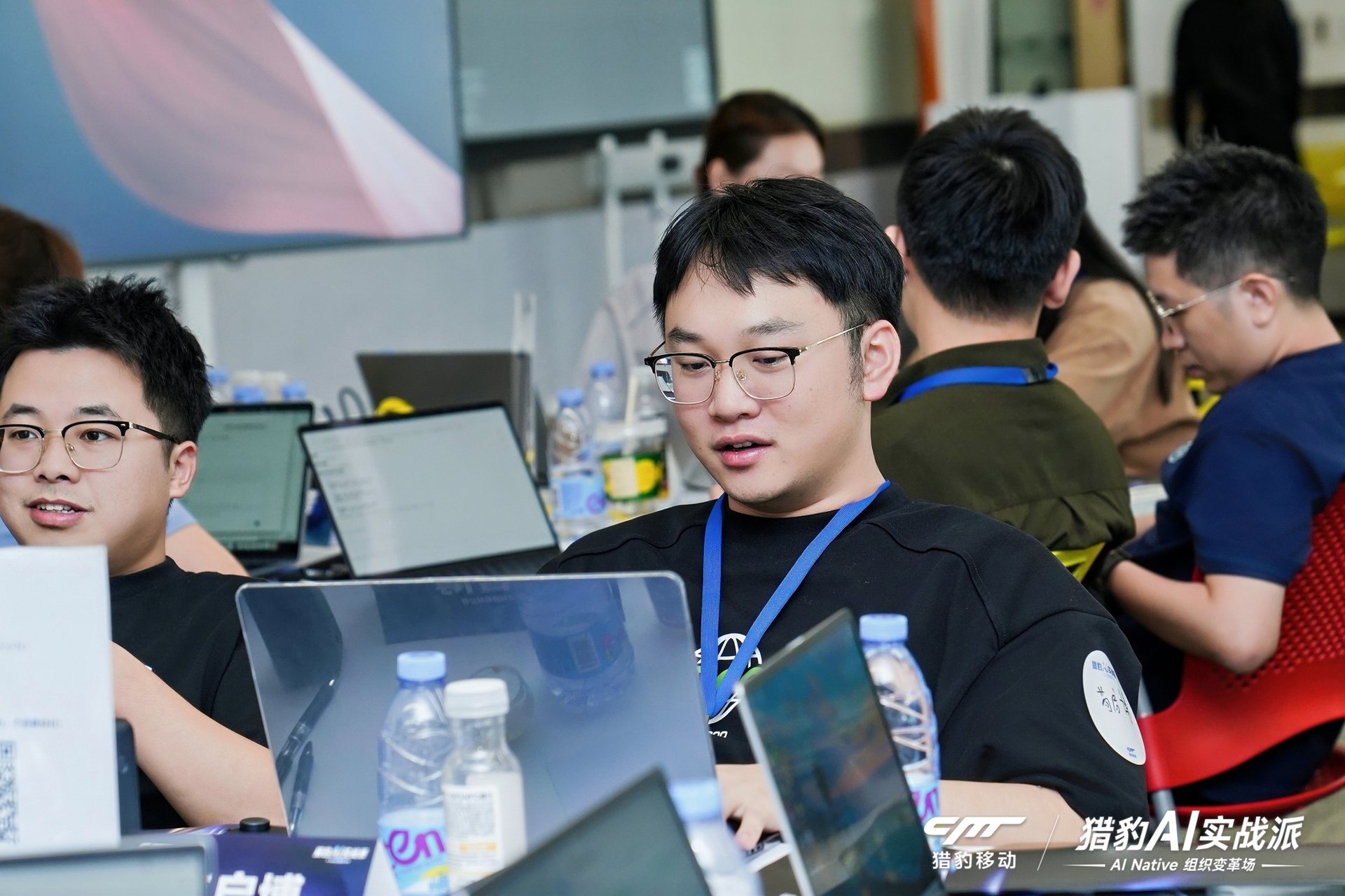 参与者在现场进行电脑实操