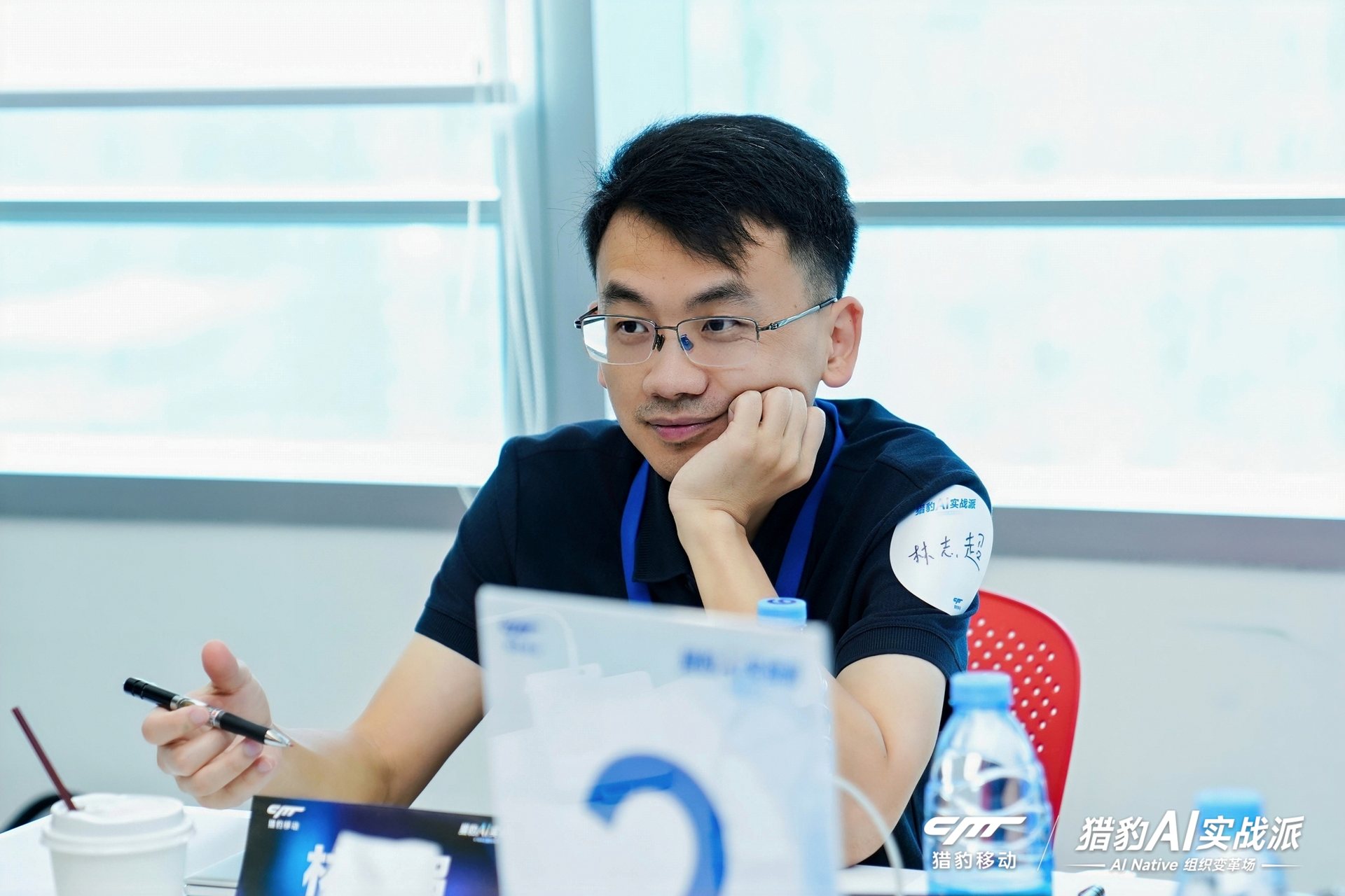 参与者在现场边听边记录