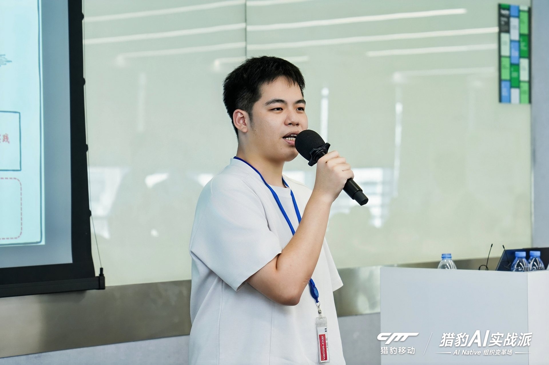 参与者持麦克风现场发言