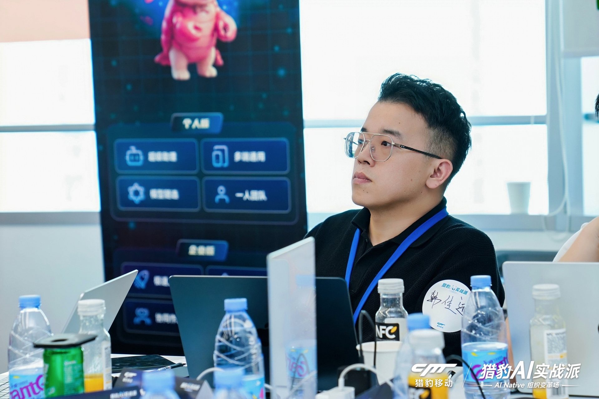 参与者在现场认真聆听
