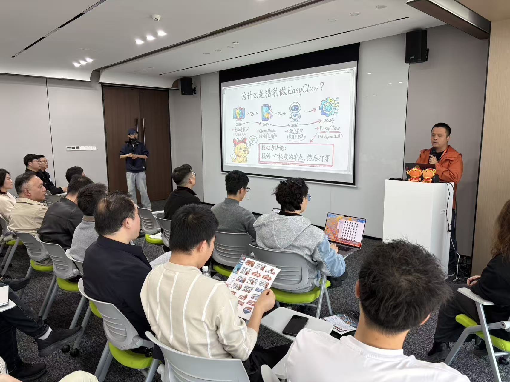西安 AI Native 特区现场，成员正在听取实践分享